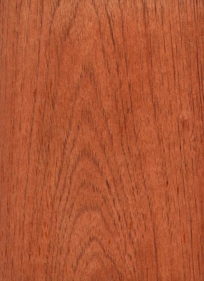 西班牙香杉的芯材為均勻的淺粉色到紅棕色，顏色一般會(huì)隨著樹木的增長而加深，通常，木材都自帶樹脂和有油脂，木材板面看起來比較普通。紋理通常直，有局部交錯(cuò)，材質(zhì)均勻，天然光澤度一般。.webp.jpg